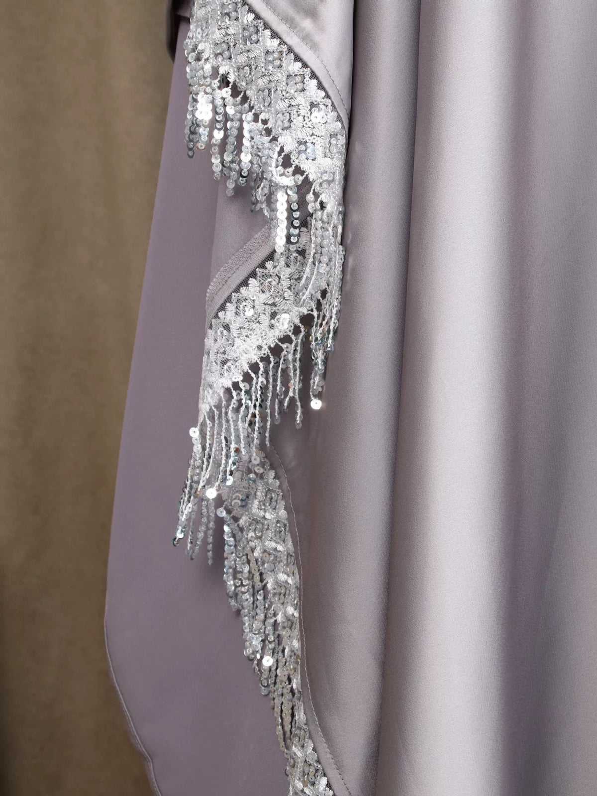 Elegante Abaya mit Verzierung